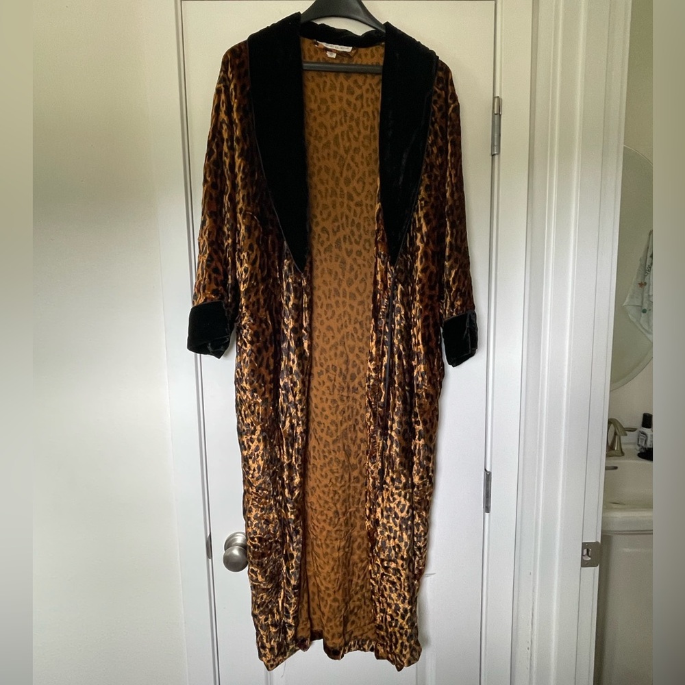 VTG 90s oversized Victoria’s Secret Leopard print velvet robe